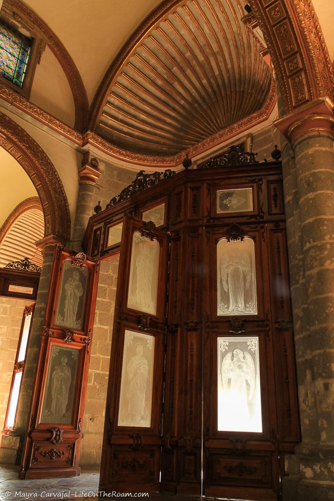 Wood doors with engraved glass panels