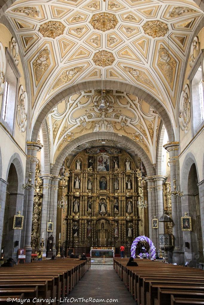 A four-level main altarpiece under a decorated dome