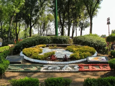 A garden in an urban park with the letters "Coyoacan"