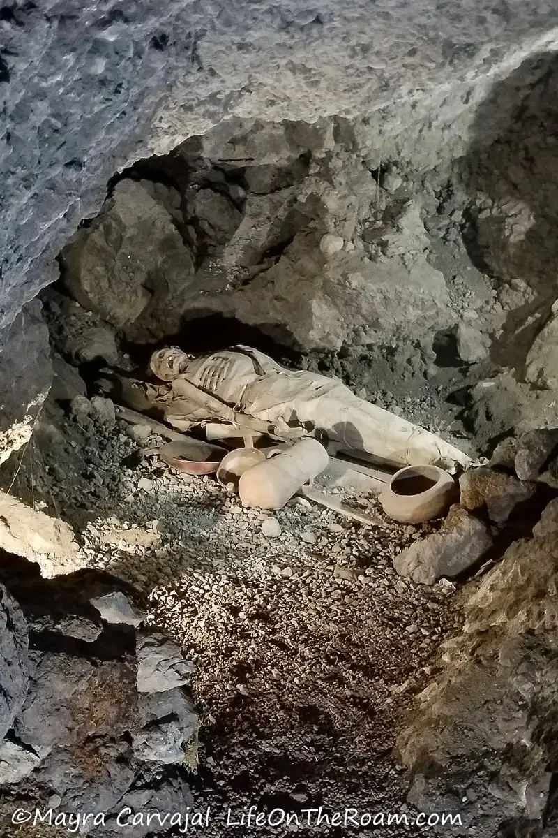 A cave with remains of pottery and a funeral arrangement