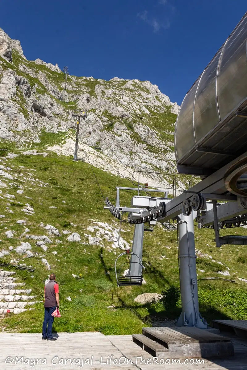 A ski lift station with a steep line towards the top of the mountain