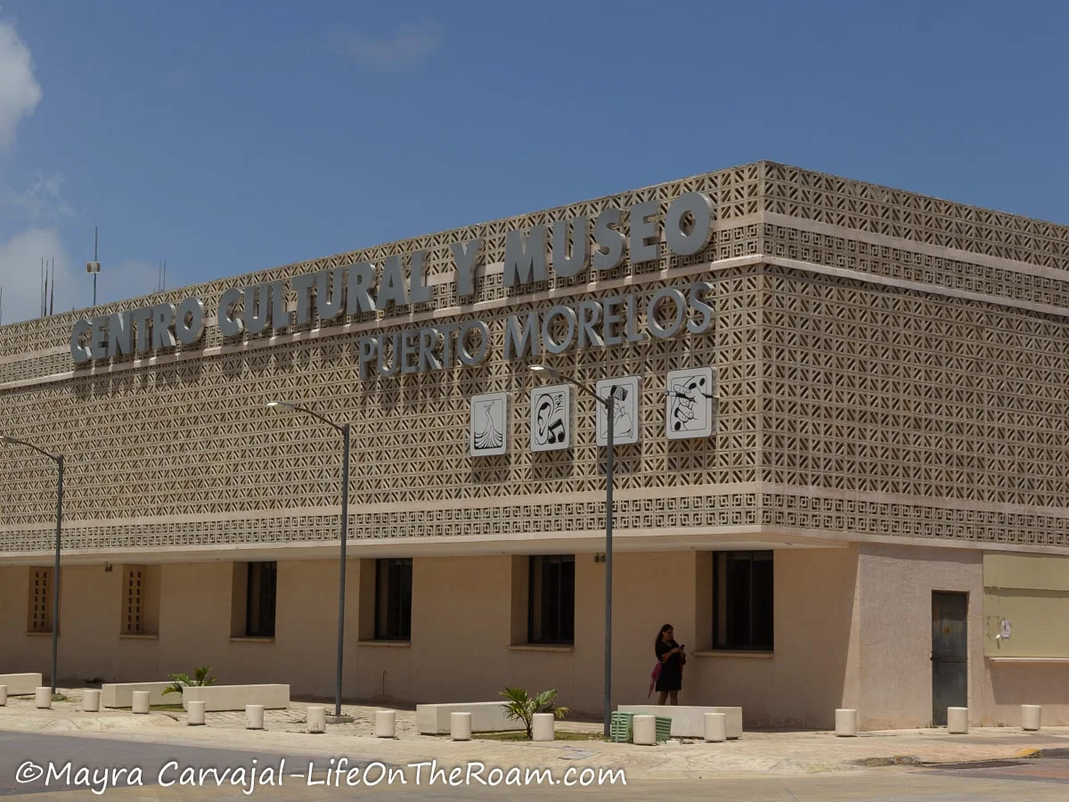 A rectangular, low height building with a big sign reading "Centro Cultural y Museo Puerto Morelos"